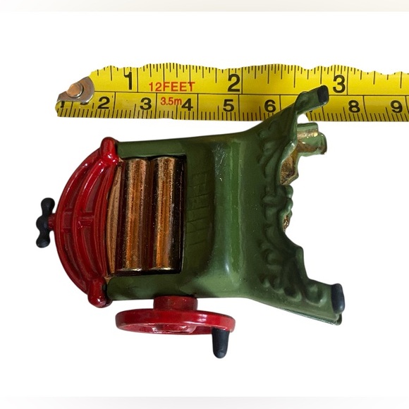 LAST CHANCE 🔥 Vintage Enamel Miniature Dollhouse Washing Machine - Picture 4 of 4